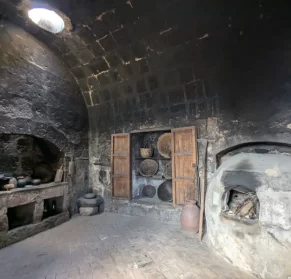 Historie kachlových sporáků: Od ohnišť po moderní kuchyně