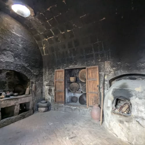 Historie kachlových sporáků: Od ohnišť po moderní kuchyně